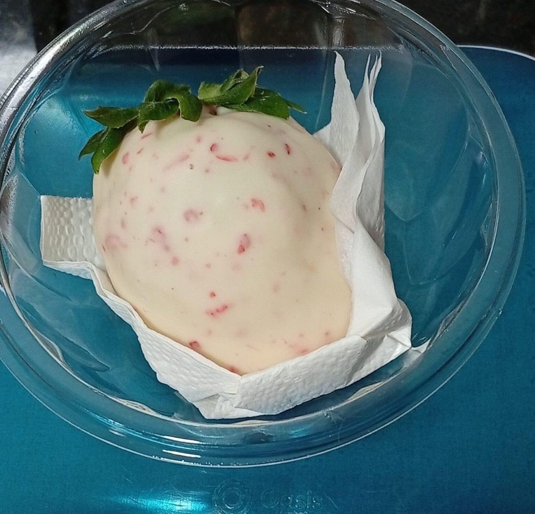 Morango coberto de chocolate branco