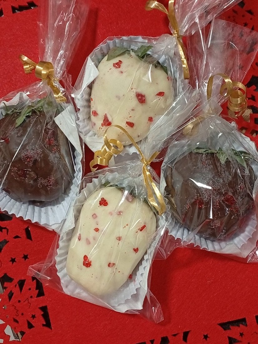 Morangos cobertos de chocolate branco e ao leite