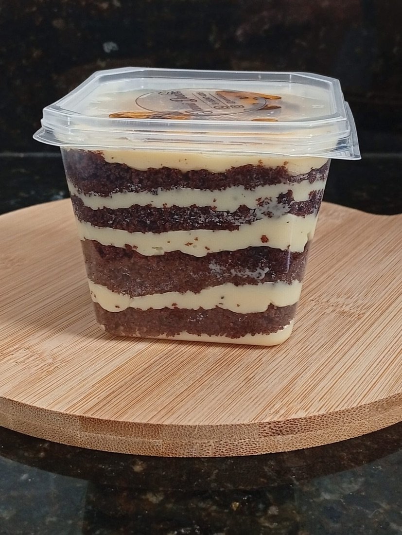 Pote com camadas de bolo de chocolate e creme