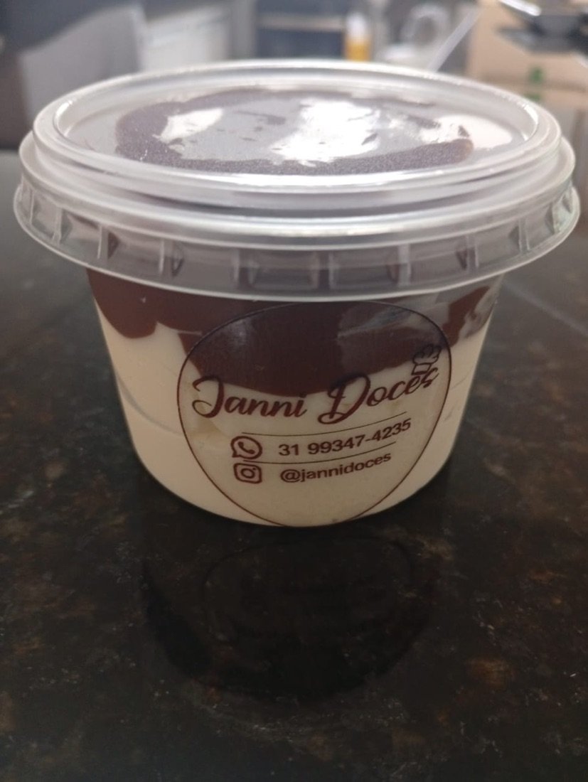 Pote de creme com chocolate e a etiqueta da Janni Doces